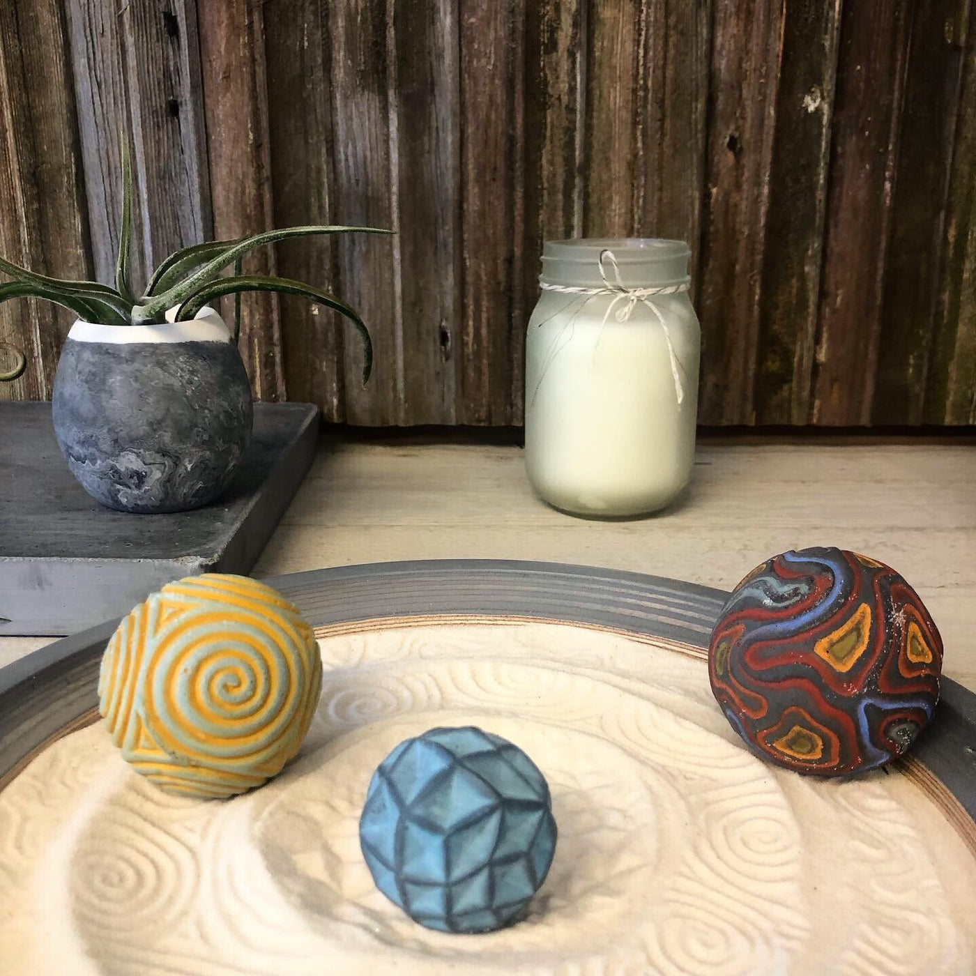 A table with an Olander sand garden