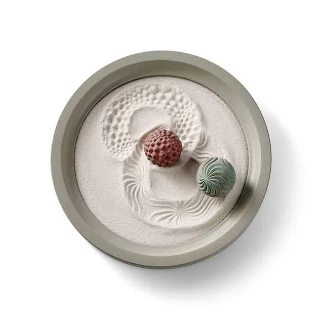 Prickly Pair Wonderscape from above: a 7-inch tray of sand with two patterned Sand Spheres.
